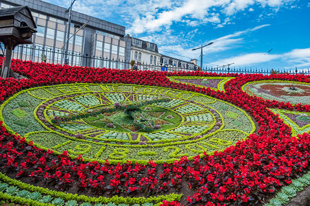 英国苏格兰爱丁堡王子街花园的钟在夏天下午用花制成空际线植物群图片