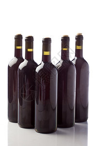 长相思酒精在白色孤立背景面前的五瓶葡萄酒相照片地窖图片