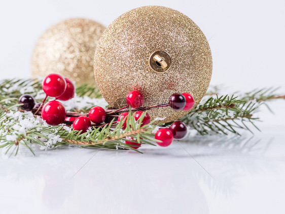 假期分支金子圣诞节装饰球和绿色树枝在白背景上圣诞舞会树枝在白色背景上图片