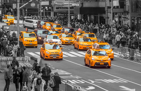 纽约百老汇社论曼哈顿时报广场许多黄色计程车被黑白城市和人群包围在曼哈顿只使用一大批黄色计程车图片