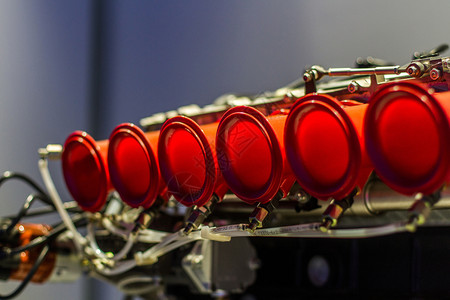 增压器运动引擎油门上的红管车机器图片