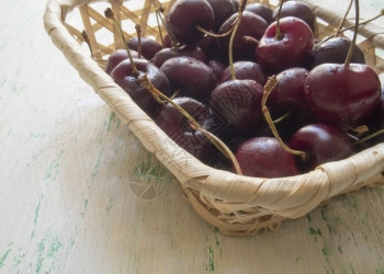 团体木制的新鲜熟樱桃躺在篮子中樱桃的果实躺在木篮子中图片