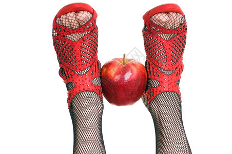 红色的短裙穿鞋女子腿将苹果隔离在白色背景上丝袜图片