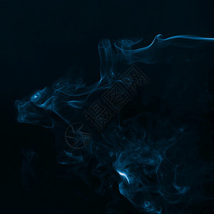 火深底的美丽蓝色烟雾抽动态的图片