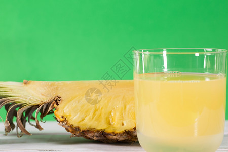 绿色背景的新鲜菠萝果汁木头甜的营养图片