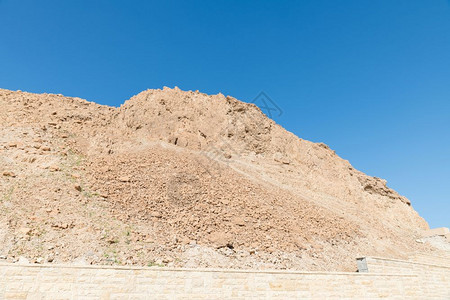 阿拉尔岩中的马萨达石和附近伊的蓝色天空旅行公园犹大图片