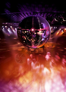 丰富多彩的人们在热迪斯科跳舞在多彩的灯光下照镜子球的闪光下跳着迪斯科镜球热的颜色图片
