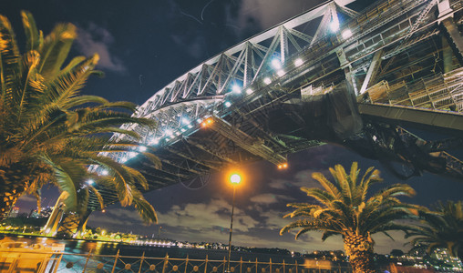 夏天夜晚悉尼港桥上澳大利亚城市标志假期图片