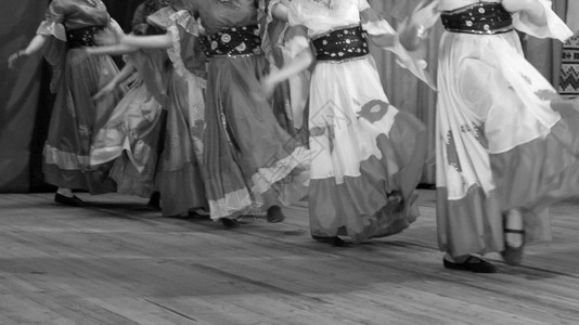 在农村俱乐部露地深浅的乡村俱乐部跳舞的蹈女庆典优雅白种人图片