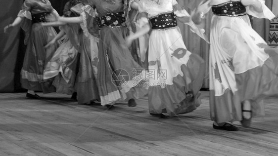 在农村俱乐部露地深浅的乡村俱乐部跳舞的蹈女庆典优雅白种人图片