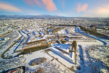 北海道函馆市中心的白雪覆盖五棱郭古老天际线旅游图片