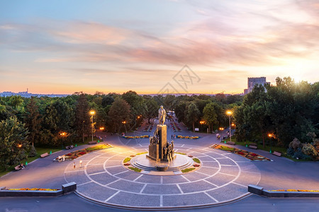 地标哈尔科夫舍琴花园日落空中观测游客景图片