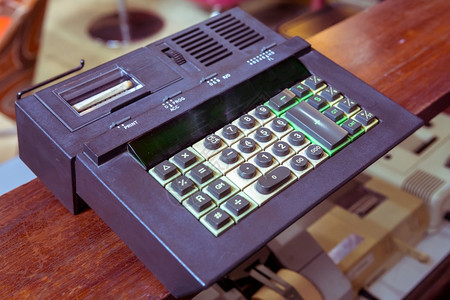 机械的器金融桌上旧式面老计算器图片