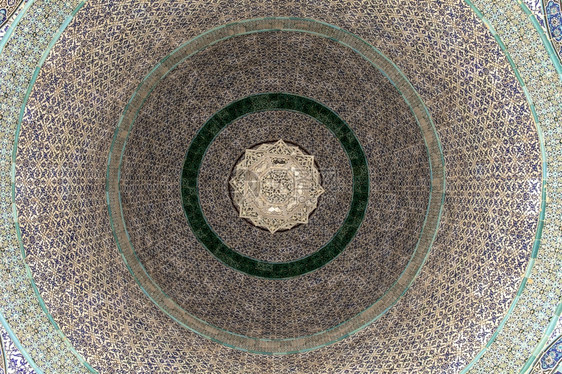 一种圆形的耶路撒冷旧城圣殿山的铁链穹顶在耶路撒冷老城圣殿山上铺盖的几何图案设计的核心部分是圆顶中的一个吊灯从圆顶中心升起枝形吊灯图片