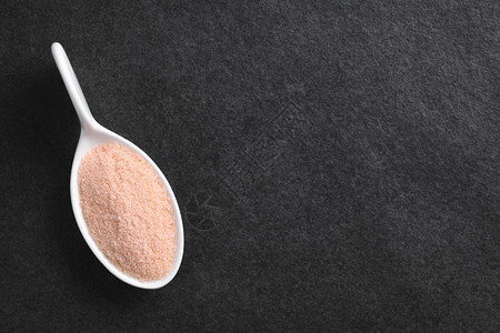 氯化物调味品营养小勺子上细粉红喜马拉雅盐拍摄在板上的顶部和侧面复制空间选择焦点聚盐粉红喜马拉雅盐图片