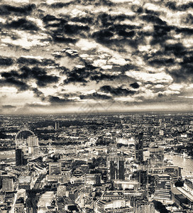 建造筑学高的夜里沿着泰晤士河的城市天际线空中观察伦敦英国城市晚上沿着泰晤士河的天际线空中观察伦敦图片