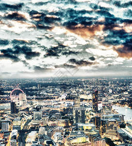 夜里沿着泰晤士河的城市天际线空中观察伦敦英国城市晚上沿着泰晤士河的天际线空中观察伦敦街道黄昏门户14图片