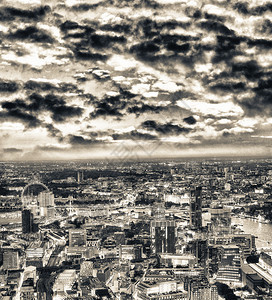 夜里沿着泰晤士河的城市天际线空中观察伦敦英国城市晚上沿着泰晤士河的天际线空中观察伦敦市中心分片天空图片
