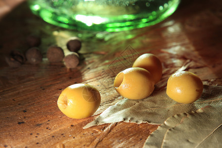 胡椒绿色橄榄含叶和木制表面的其他香料健康腌制图片