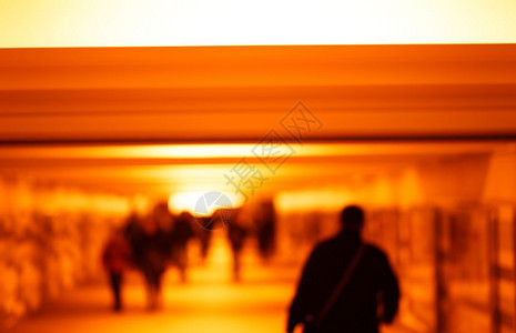 男人走在地铁的橙色布基背景上hd地下人们莫斯科图片