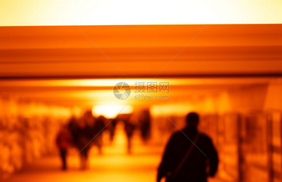 男人走在地铁的橙色布基背景上hd地下人们莫斯科图片