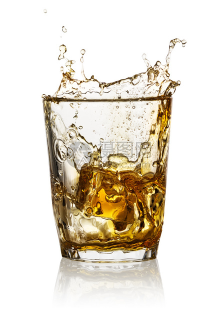 棕色的饮料朗姆酒在一个透明的威士忌杯中喷洒隔绝在白色背景上底冲浪在透明的威士忌杯中图片