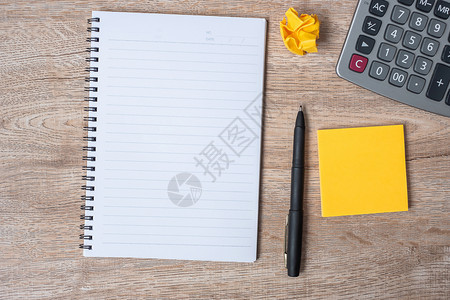 写作木制桌背景营销金融概念上带笔和计算器的空白纸条办公室战略图片