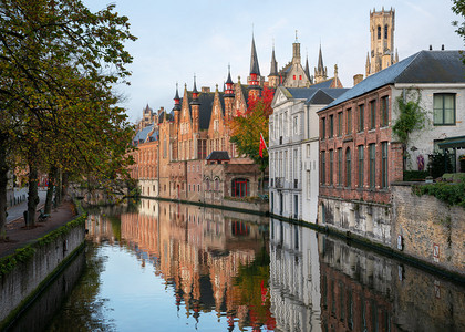 镇比利时布鲁日古老建筑在运河中反射著名的外部图片