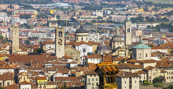 流行病中央意大利伦巴第市Bergamo市的景象来自旧城LaCittaAlta镇图片