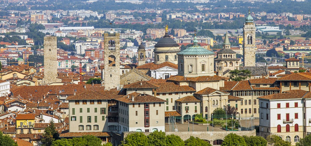 冠状新假期意大利伦巴第市Bergamo市的景象来自旧城LaCittaAlta图片