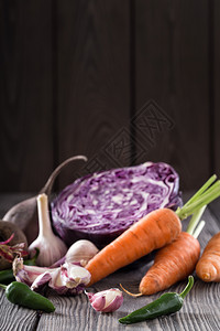 农场自然素食主义者天物和丰收的获概念在木制桌上生菜子上生菜用锈的手工艺图片