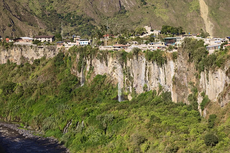 斯帕塔扎河和厄瓜多尔小城镇巴诺斯悬崖边一些瀑布下沉通古拉瓦屋崎岖图片