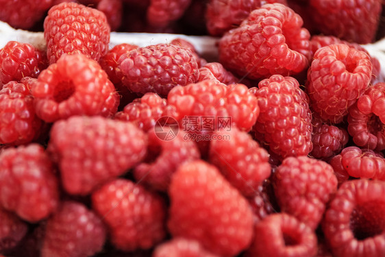 质地供在市场上销售的新鲜和多汁草莓背景特辑营养美味的图片