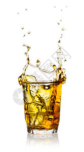 一种在杯威士忌中喷洒孤立在白色背景上一杯威士忌中喷洒酒液体图片