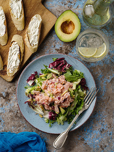 蔬菜腌制盘子Ceviche是一种传统菜来自秘鲁的鲑鱼在柠檬中配有新鲜生菜鳄梨和洋葱图片