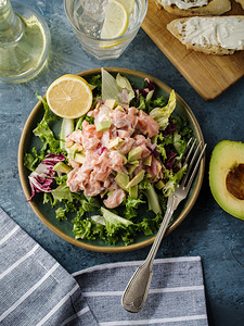 拉丁Ceviche是一种传统菜来自秘鲁的鲑鱼在柠檬中配有新鲜生菜鳄梨和洋葱塞比什墨西哥图片