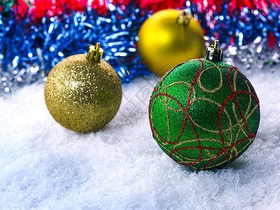 圣诞舞会在雪上背景模糊聚焦在前球中季节圆形的明亮图片