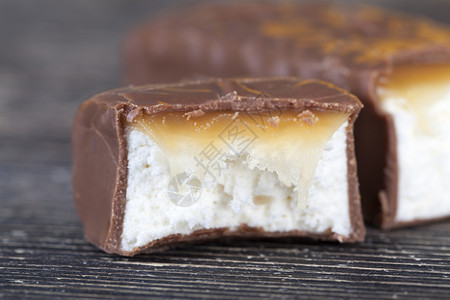 食物甜点牛奶破碎的半甜轧糖和焦巧克力果的特写牛轧糖焦图片