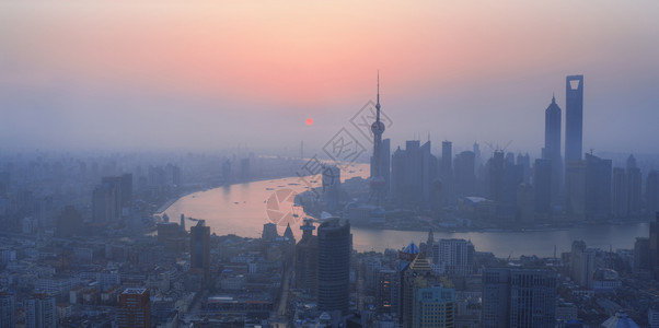 亚洲人办公室黎明时的上海高视景金融的图片