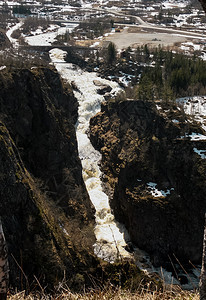 自然落下沟壑挪威霍尔达兰省开斋节附近有瀑布的著名Voringfossen峡谷图片