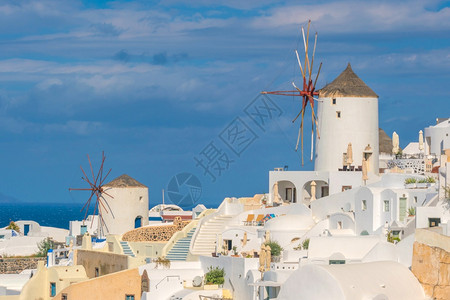 白色风车费拉吸引力希腊圣托里尼岛奥亚镇城市景观风车背景
