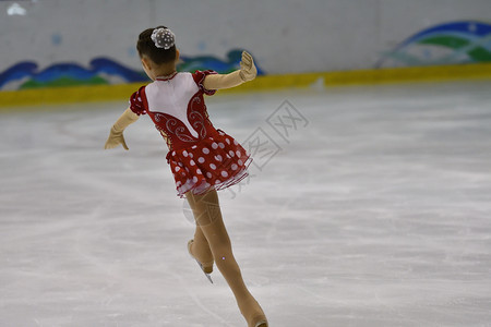 运动女孩刀冰体育场上女子滑溜冰鞋图片
