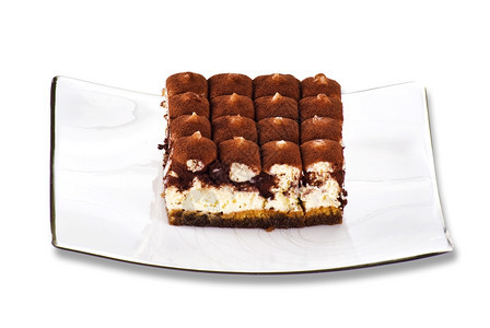 饼干白底盘上的蒂拉米苏蛋糕可食物图片