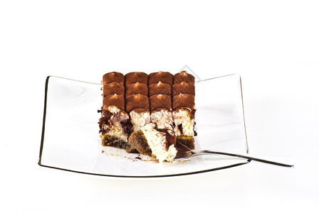美食可口白底盘上的蒂拉米苏蛋糕卡路里图片