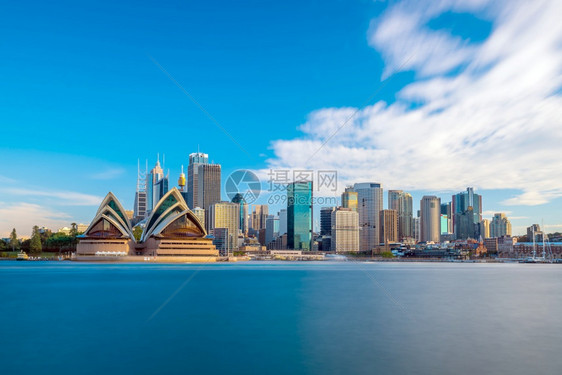 悉尼市中心的天际线与澳大利亚的蓝天著名假期城市图片