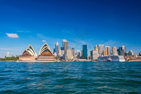 海商业建造悉尼市中心的天际线与澳大利亚的蓝天图片