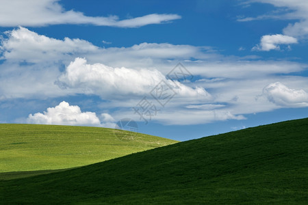 白色的自然在温暖阳光明媚的春天白云在ValDrsquoOrcia绿山上通过莫比代利图片
