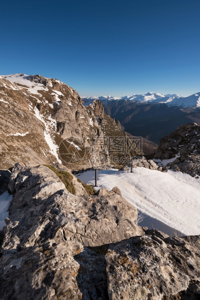 风景优美顶峰西班牙坎塔布里亚PicosdeEuropa山脉风景白色的图片