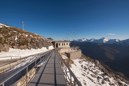 高度风景优美跋涉西班牙坎塔布里亚PicosdeEuropa山脉风景图片