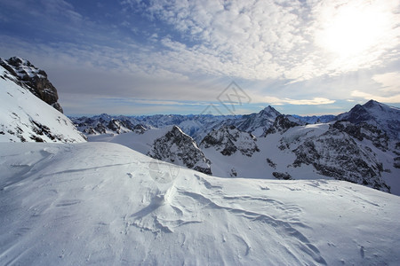 铁力士山峰瑞阿尔卑斯山雪峰的景象站在提特利斯白色的图片